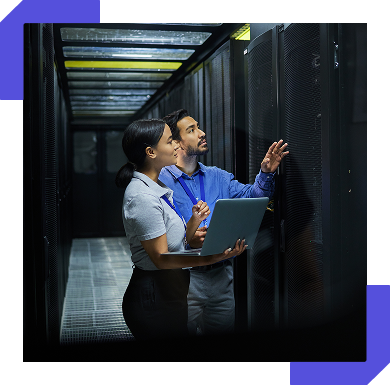 Ingénieurs travaillant sur des salles de data centers.