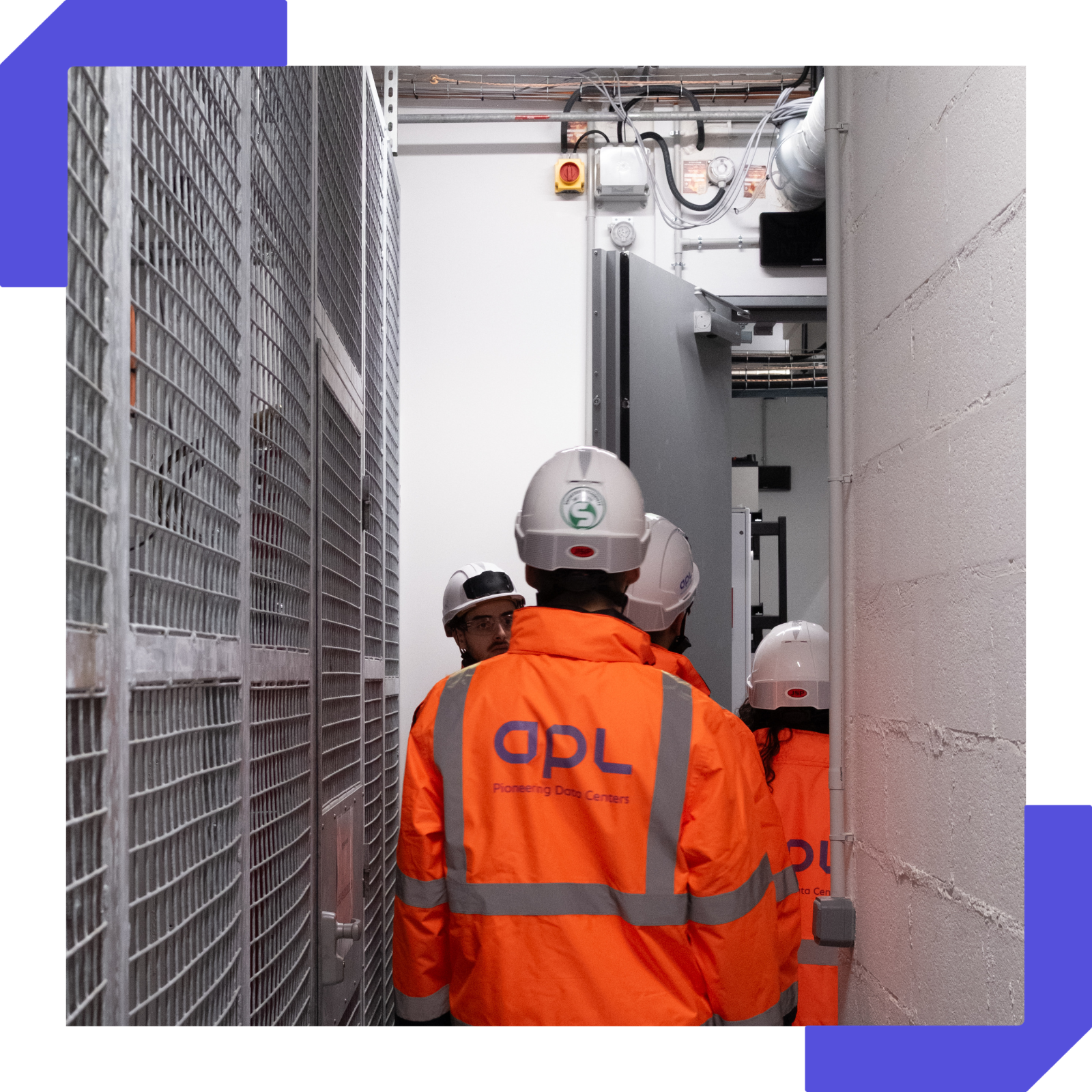 Groupe d'ingénieur travaillant à l'intérieur d'un data center.